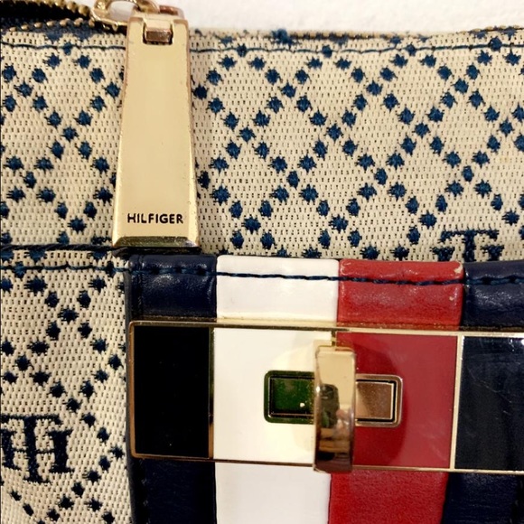 Women branded bags/purses - Picture 3 of 7